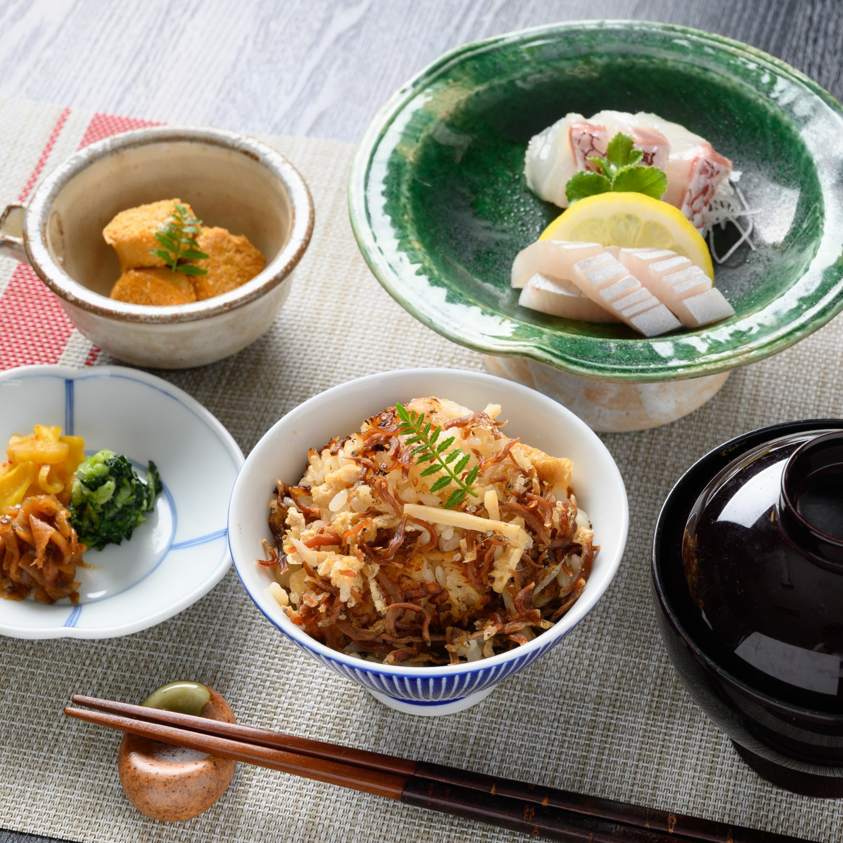 本日の献立は、山椒ちりめん釜飯にお刺身、吸い物、鯛の子煮つけです。