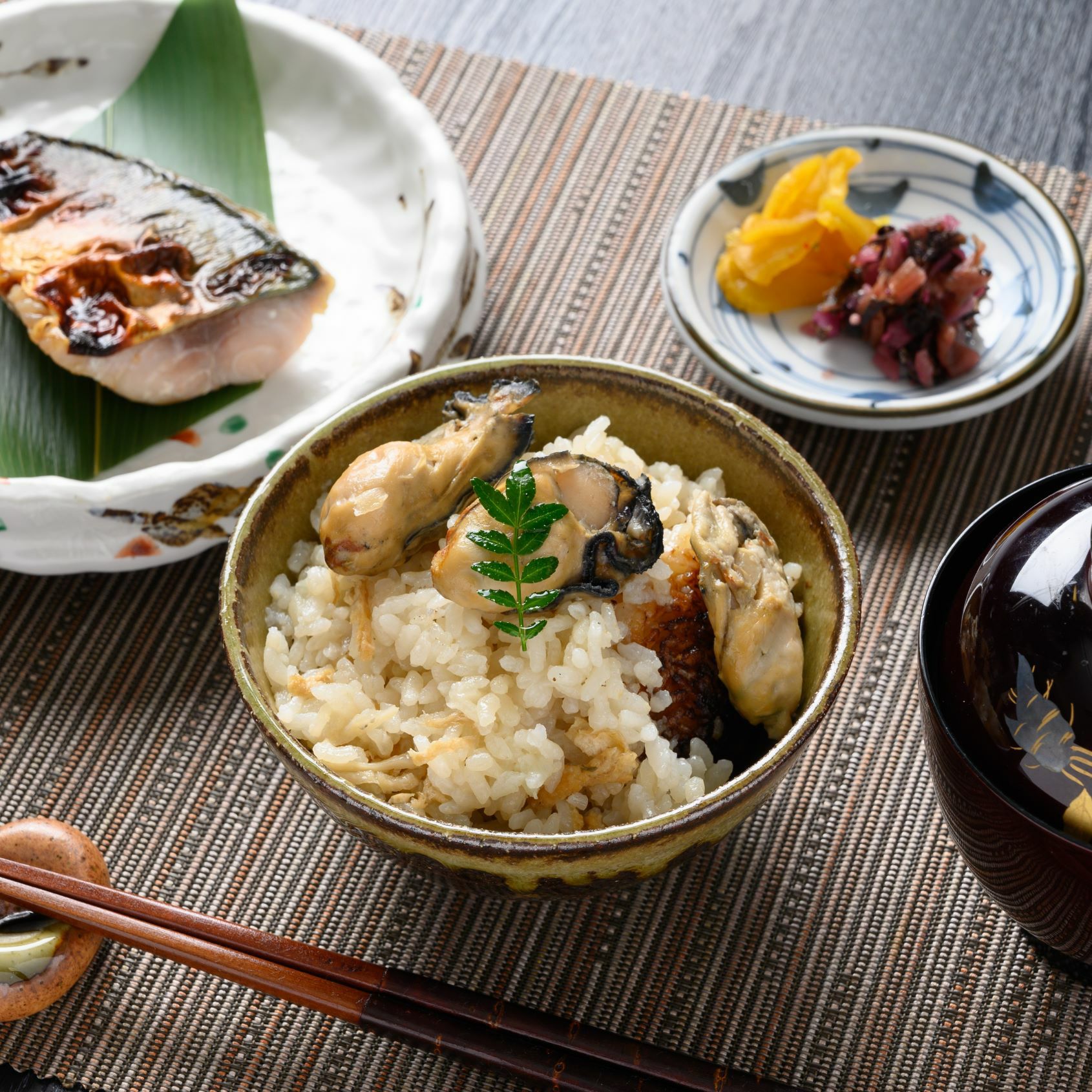 本日の献立は牡蠣釜飯に焼き魚、味噌汁。