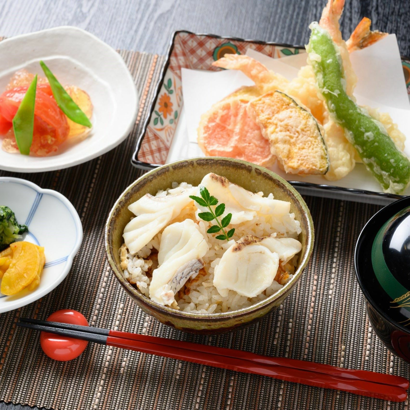 本日の献立は鯛釜飯に天ぷら、お出汁トマトサラダ、味噌汁で和食を堪能