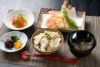 本日の献立は鯛釜飯に天ぷら、お出汁トマトサラダ、味噌汁で和食を堪能