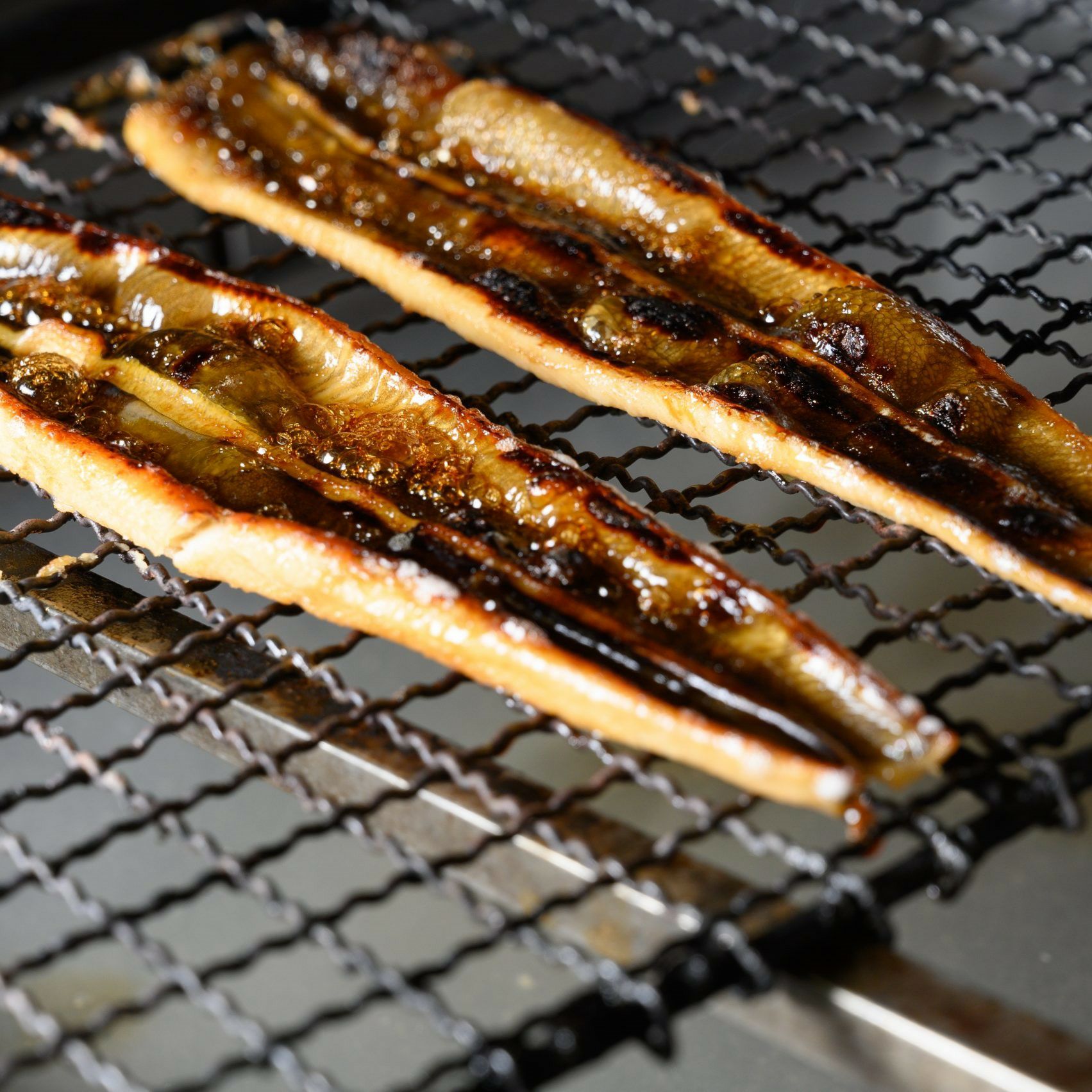 一度炊いた穴子を秘伝の漬けダレにからめてじっくりと焼くことで、皮はこんがりカリっと身はふっくらとして穴子の旨みを封じ込めました。