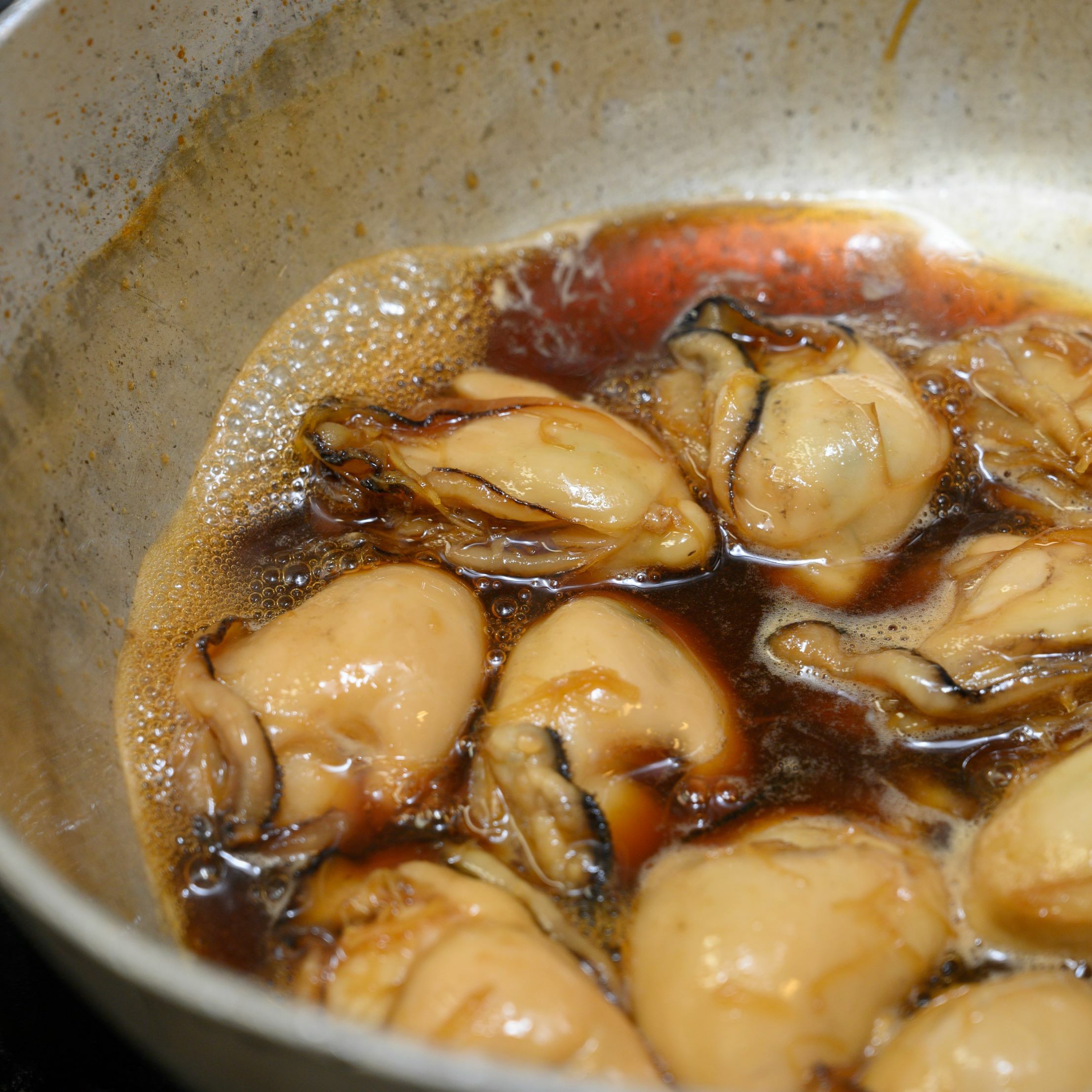 広島産牡蠣を生姜、醤油、みりんなどで丹念に味付けしております。